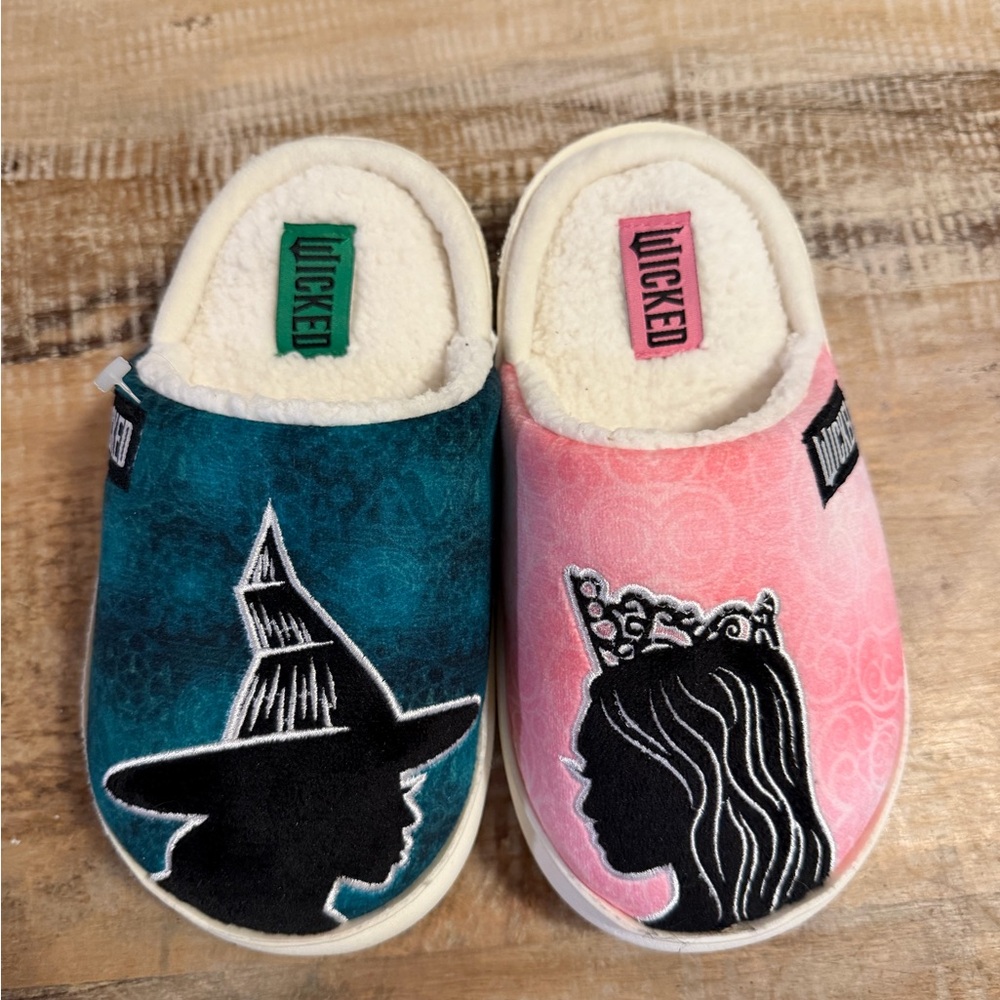 Girls wicked slippers size 1. NWOT